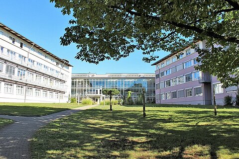 Grüner Innenhof der psychosomatischen Klinik Sigma-Zentrum in Bad Säckingen im Südschwarzwald, Ansicht von Zähringerstraße aus